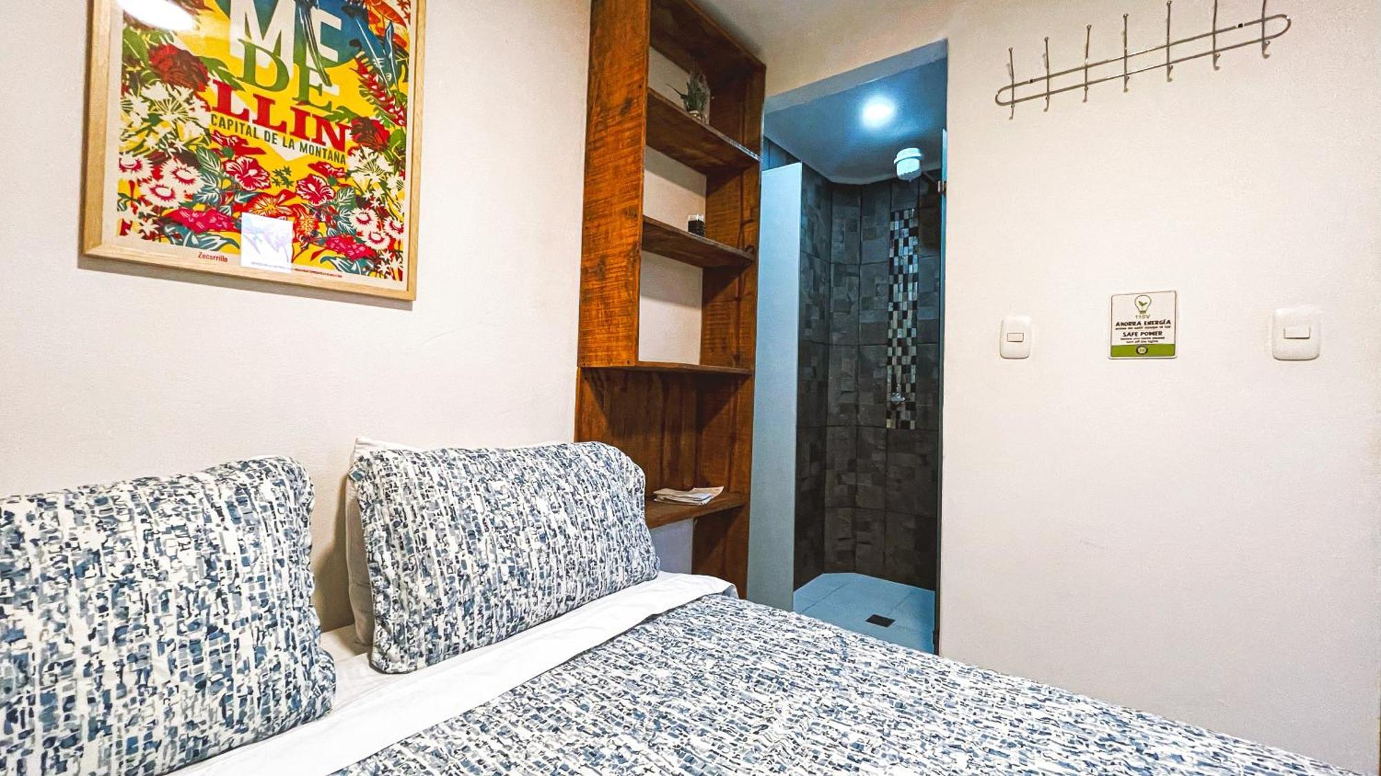 Adn Algo De Nosotros - Malaika Hostel Medellín Kültér fotó